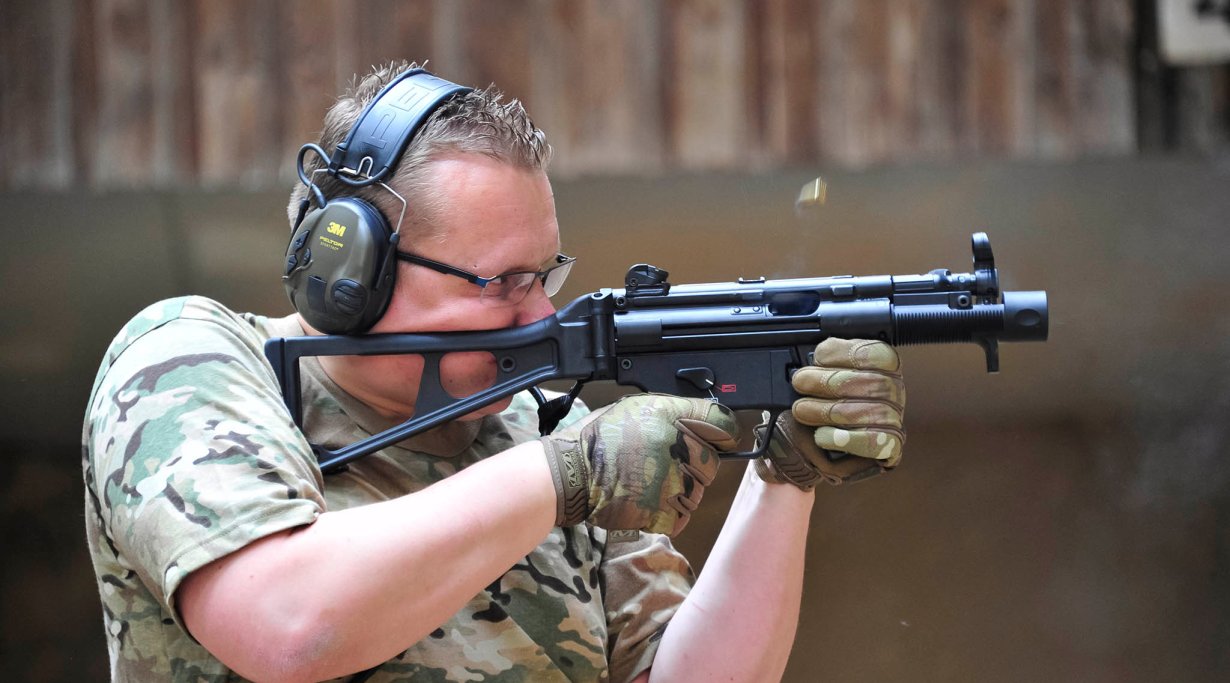 Tiratore con pistola semi-automatica Heckler & Koch SP5K all'imbracciata