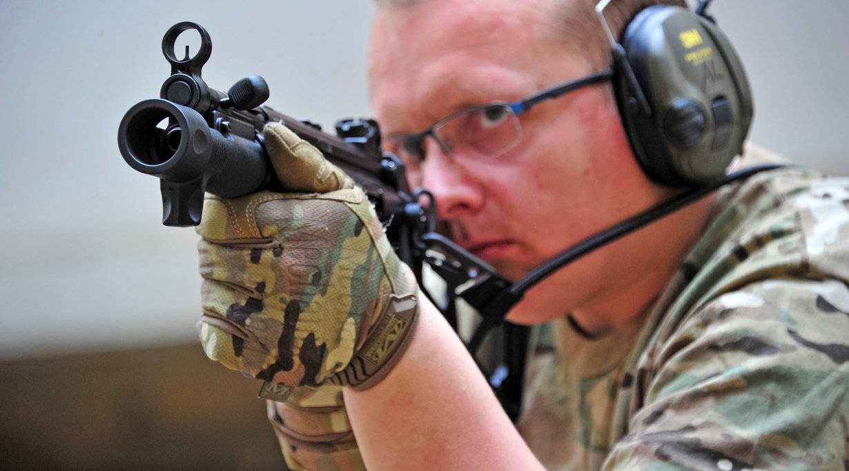 Tiratore con pistola semi-automatica Heckler & Koch SP5K all'imbracciata