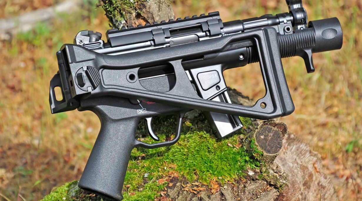 Vista laterale della pistola semi-automatica Heckler & Koch SP5K a calcio ripiegato