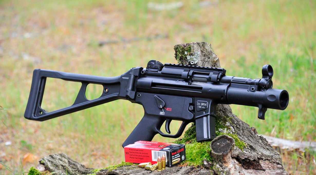 Vista laterale della pistola semi-automatica Heckler & Koch SP5K a calcio aperto