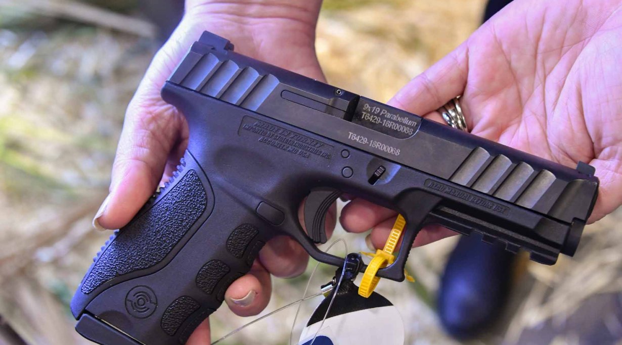 Pistola con fusto polimerico e percussore lanciato Stoeger STR9 in calibro 9mm