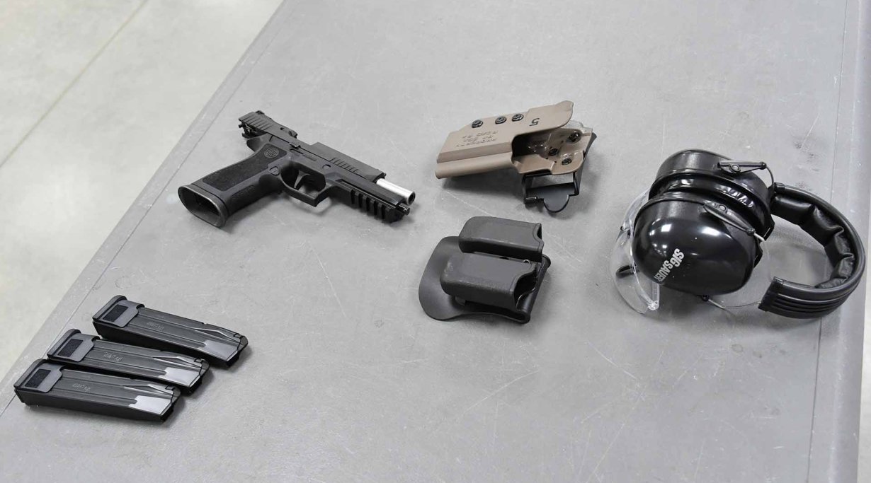 Pistola SIG Sauer P320 X5, caricatori e cuffie
