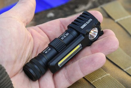 Torcia 5.11 Tactical Rapid HL 1AA Torcia 5.11 Tactical Rapid HL 1AA in una mano