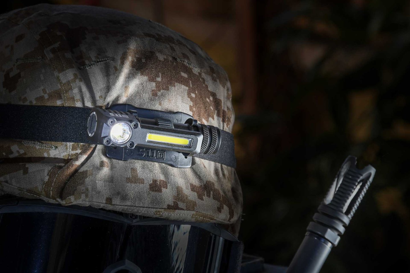 Torcia 5.11 Tactical Rapid HL 1AA La torcia Rapid HL 1AA di 5.11 Tactical montata su di un elmetto in Kevlar.