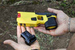 Taser 7, l’evoluzione della difesa non letale per i professionisti della sicurezza Axon Taser 7 con batteria ricaricabile