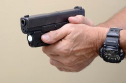 Torce per pistola a confronto: Olight PL Pro Valkyrie contro Surefire X300 Ultra contro Streamlight TLR6 Torcia Streamlight TLR6 su Glock 19