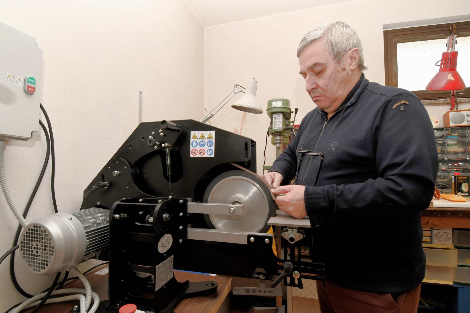 accessori: Levigatrice a nastro Admina Quak, uno strumento moderno e versatile per il laboratorio del coltellinaio accessori: Levigatrice a nastro Admina Quak, uno strumento moderno e versatile per il laboratorio del coltellinaio