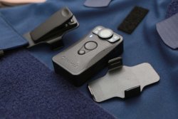 Body Cam 30 Transcend, il testimone discreto 4_La body cam viene venduta con due supporti di ancoraggio, di cui uno a clip rotante a 360 gradi ed  uno a velcro.jpg