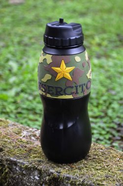 Water-To-Go la borraccia che purifica l'acqua Borraccia Water-To-Go su un muretto