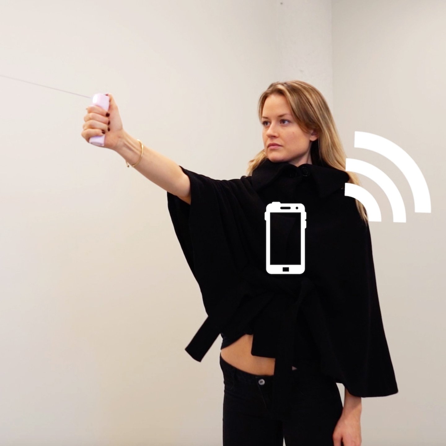 Donna con spray antiaggressione