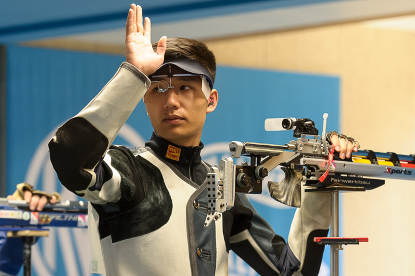 Il tiratore Haoran Yang con abbigliamento Kurt Thune