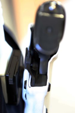 Fondine Vega Holster: i diversi sistemi di ritenzione per porto a vista Dettaglio fondina Vega Holster