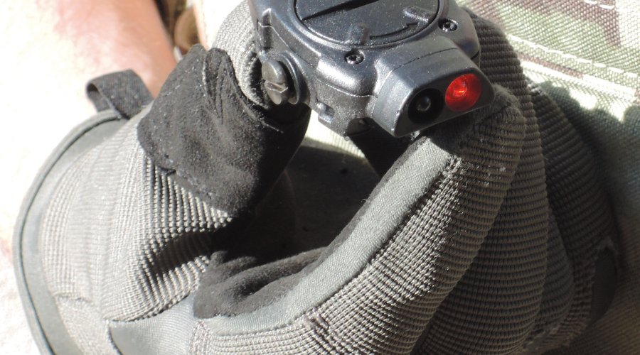 Torcia tattica compatta MFT Torch Backup tenuta da mano guantata