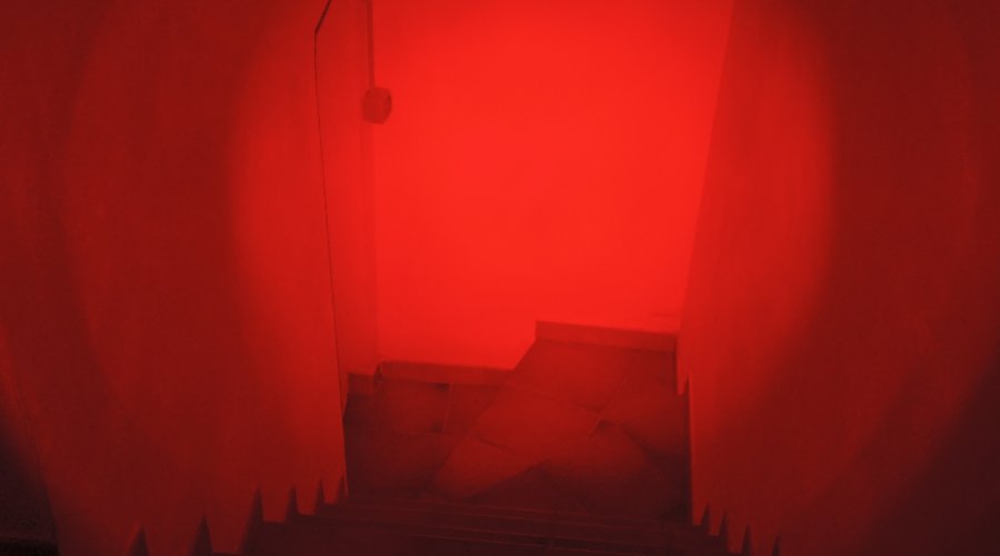 Corridoio illuminato dal LED di navigazione rosso della torcia tattica MFT Torch Backup