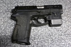Nitecore NPL10, una torcia/laser compatta e potente Pistola con torcia Nitecore NPL10