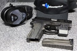Nitecore NPL10, una torcia/laser compatta e potente Torcia Nitecore NPL10 e SIG Sauer SP 2022