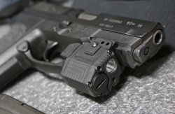 Nitecore NPL10, una torcia/laser compatta e potente Torcia Nitecore montata sulla pistola