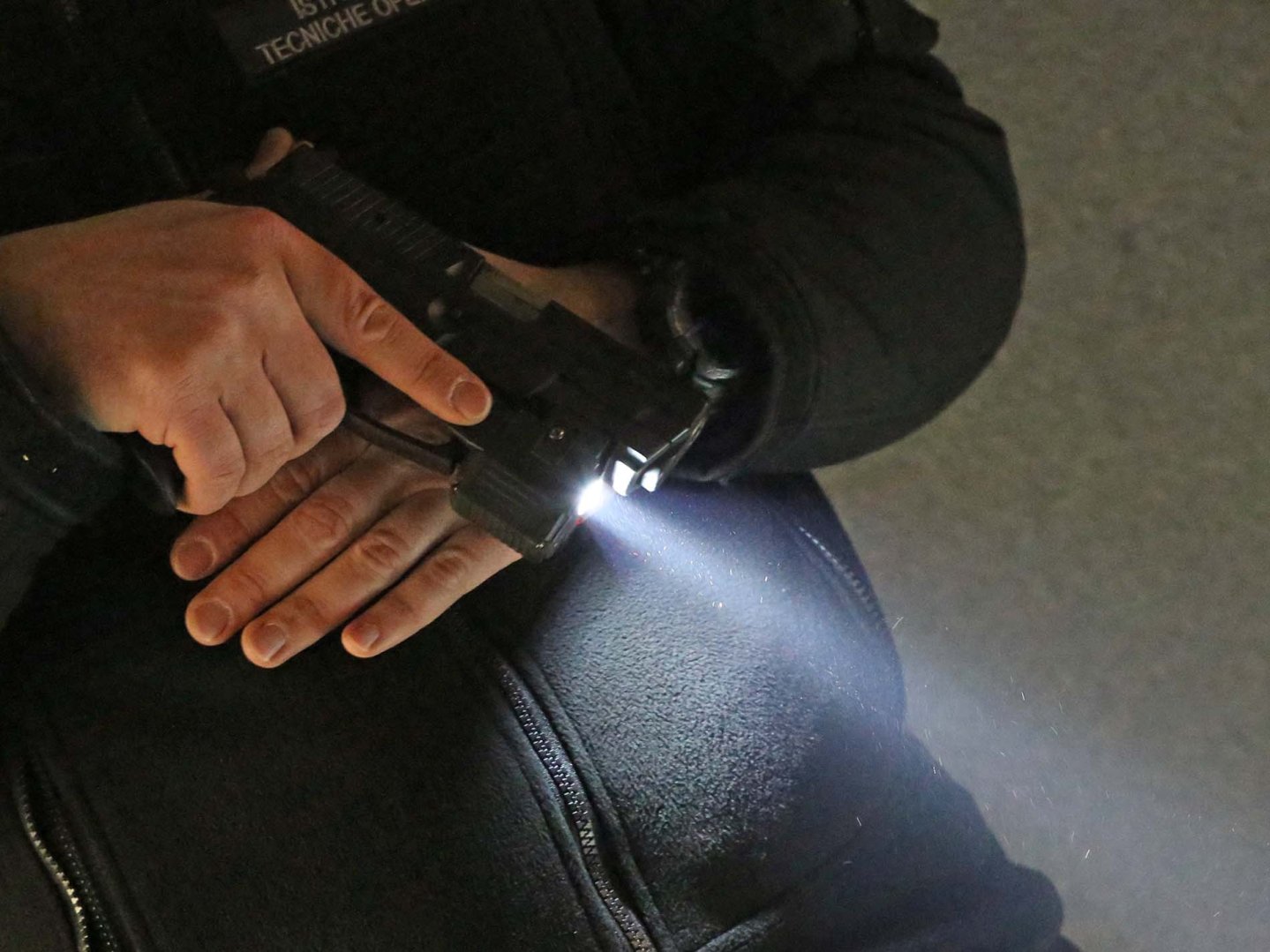 Nitecore NPL10, una torcia/laser compatta e potente Torcia/ laser Nitecore NPL10 su una pistola SIG Sauer