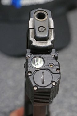Nitecore NPL10, una torcia/laser compatta e potente Vista anteriore della torcia Nitecore NPL10