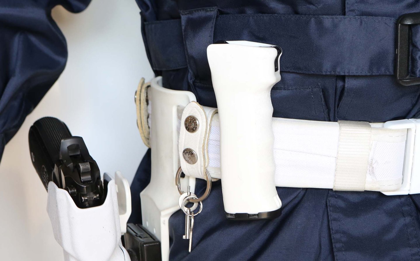 Spray capsicum come strumento di autotutela contro le aggressioni Spray capsicum appeso al cinturone del poliziotto