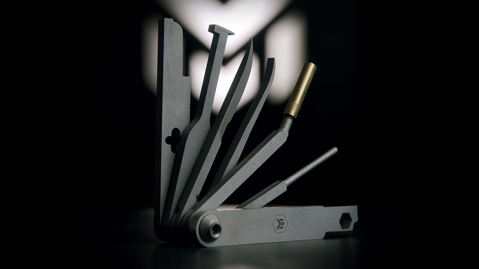 accessori: TMT Multitool Scraper, un multiutensile specializzato per la manutenzione del Black Rifle e non solo...