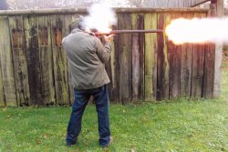 Prova: Pedersoli Jäger Target Rifle. Il cacciatore va in poligono Pedersoli Target durante la prova di tiro in poligono