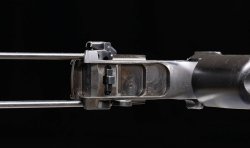 La pistola mitragliatrice PM-63 Rak calibro 9x18 Makarov Leva sulla parte inferiore del fusto della PM-63 Rak calibro 9x18 Makarov