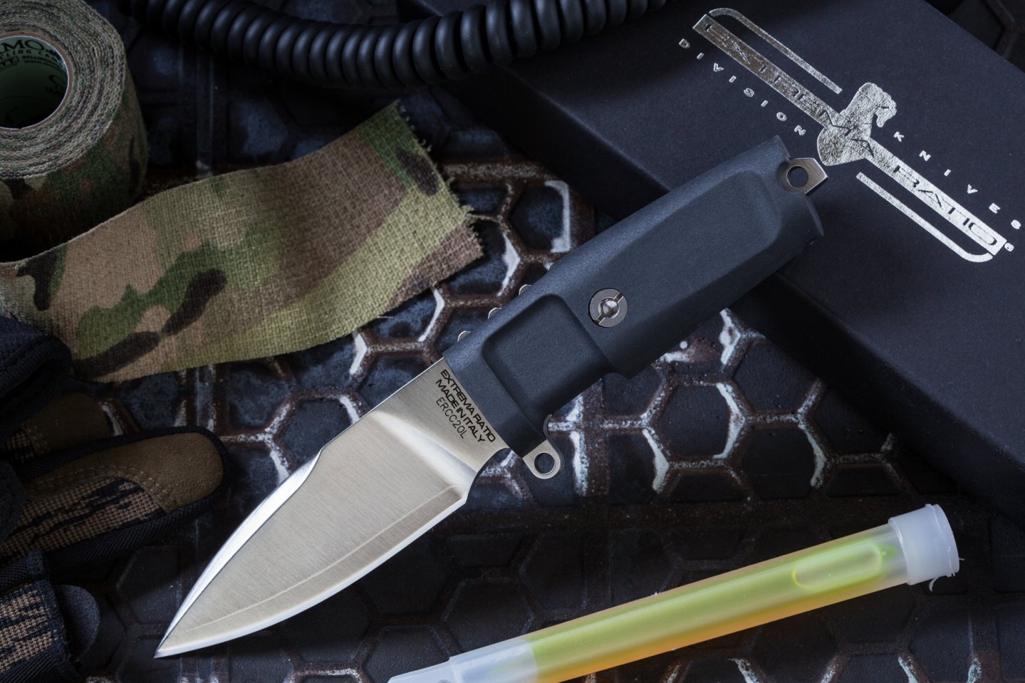 Extrema Ratio-Shrapnel OG San Mai CoS Un coltello Extrema Ratio con attrezzatura mimetica