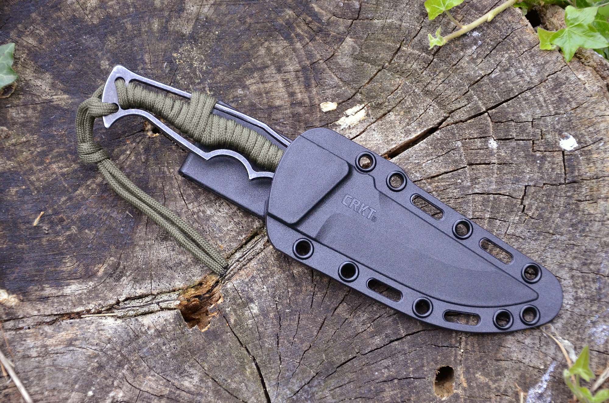 Coltello CRKT Tighe Breaker con il suo fodero su un tronco 