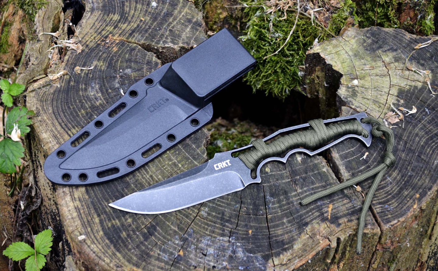 Coltello CRKT Tighe Breaker e fodero su un tronco