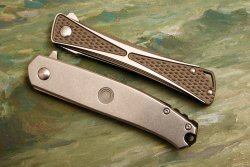 Coltelli CRKT Vizzle e Crossbones Dettaglio manico coltelli CRKT Vizzle e Crossbones