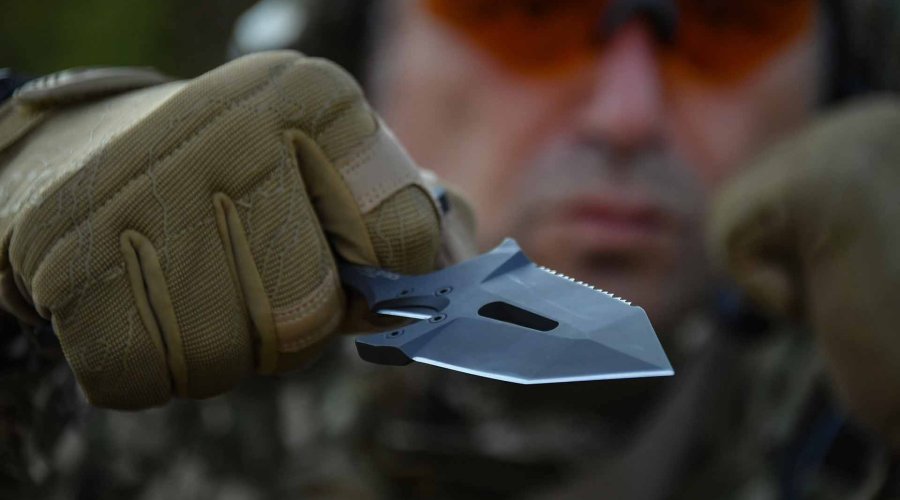 Il coltello Extrema Ratio S.E.R.E 2 GOI impugnato