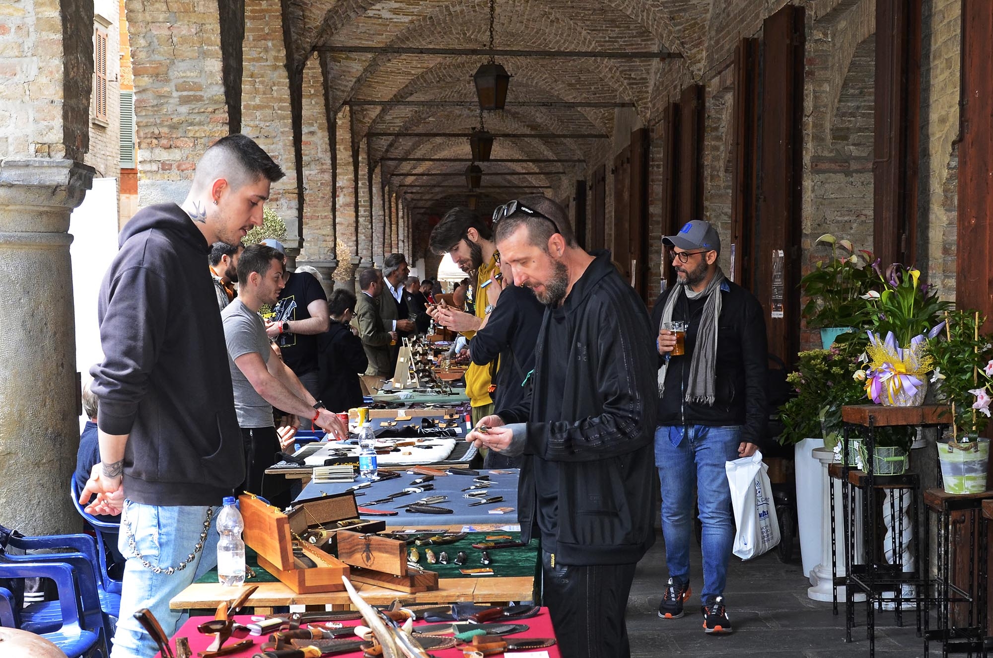 eventi: Lame sotti i portici a Romano di Lombardia: il nostro video dell'edizione 2024. Coltelli artigianali e artistici in mostra