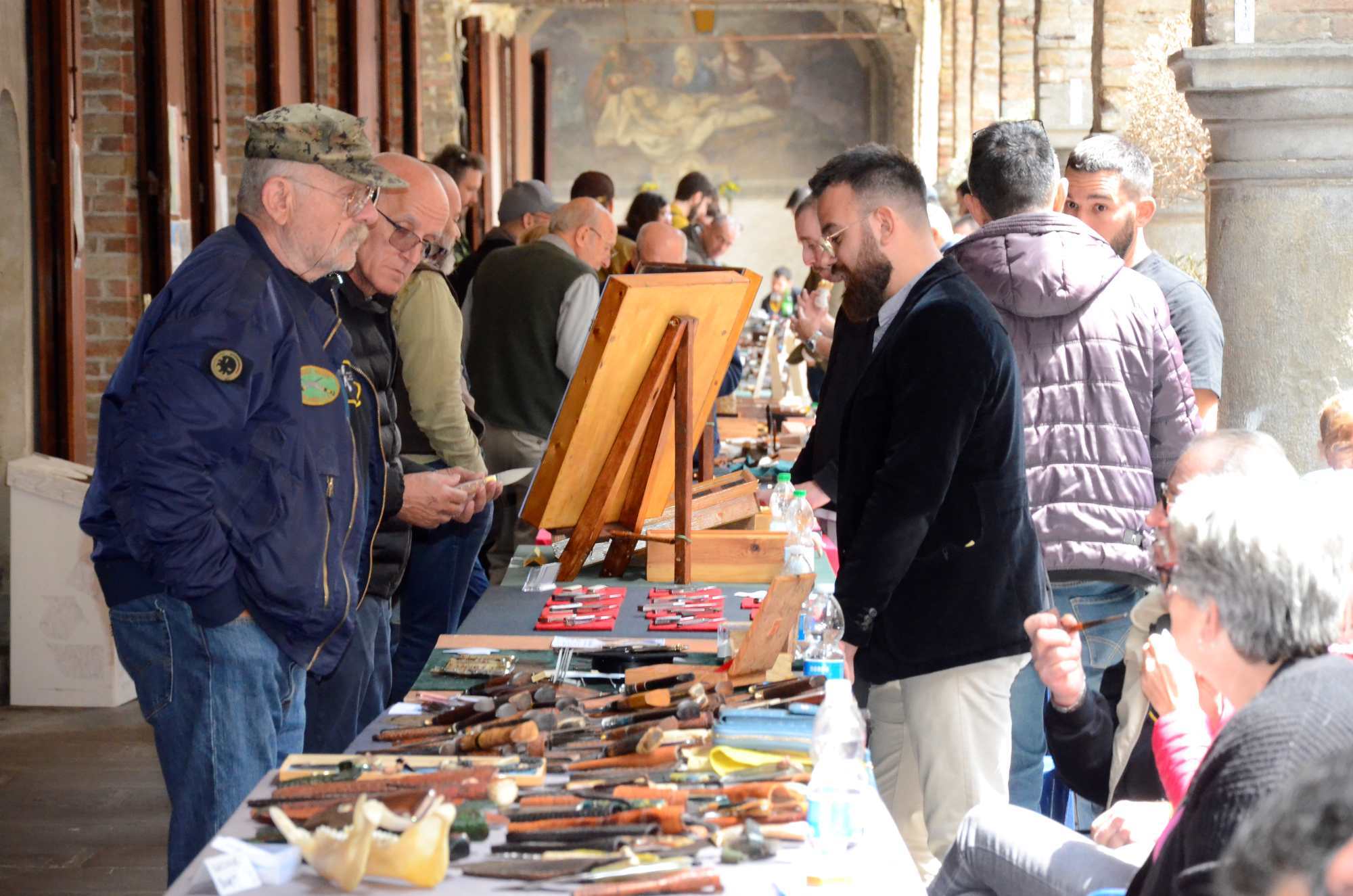 eventi: Lame sotto i portici 2025, coltelli artigianali da tutta Italia in mostra a Romano di Lombardia il 24 e 25 maggio. eventi: Lame sotto i portici 2025, coltelli artigianali da tutta Italia in mostra a Romano di Lombardia il 24 e 25 maggio.