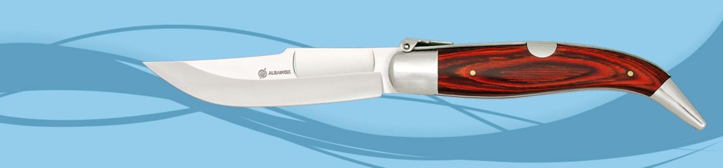 Un coltello pieghevole Martinez Albainox su sfondo azzurro