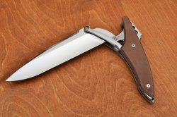 Prototipo di coltello Lockin' Coltello Lockin' in fase di apertura