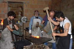 Prototipo di coltello Lockin' Alberto Gariboldi intento a forgiare insieme ai maestri coltellinai Flavio Poratelli, Giuseppe Pala e Claudio Riboni.