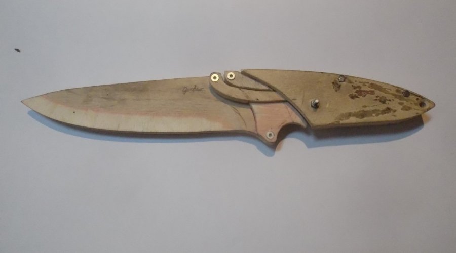Prototipo in legno del coltello Lockin' aperto