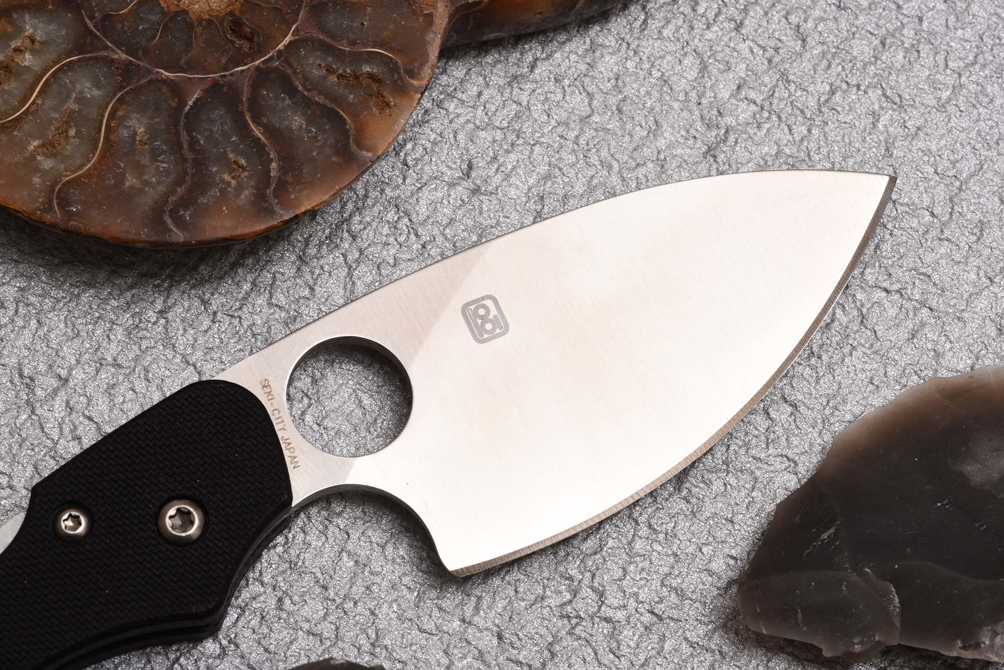 Coltello Spyderco Ouroboros Dettaglio del coltello Spyderco Ouroboros