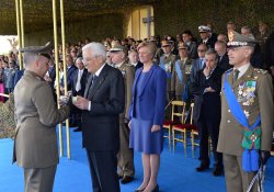 156° Anniversario della Costituzione dell'esercito italiano Mattarella e un soldato dell'esercito