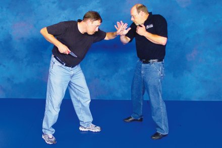 Due uomini dimostrano come difendersi da un attacco con coltello a mani nude.