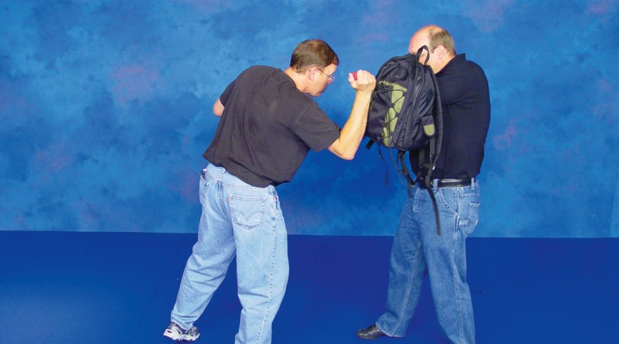 Sequenza di immagini per difendersi da un aggressore con coltello