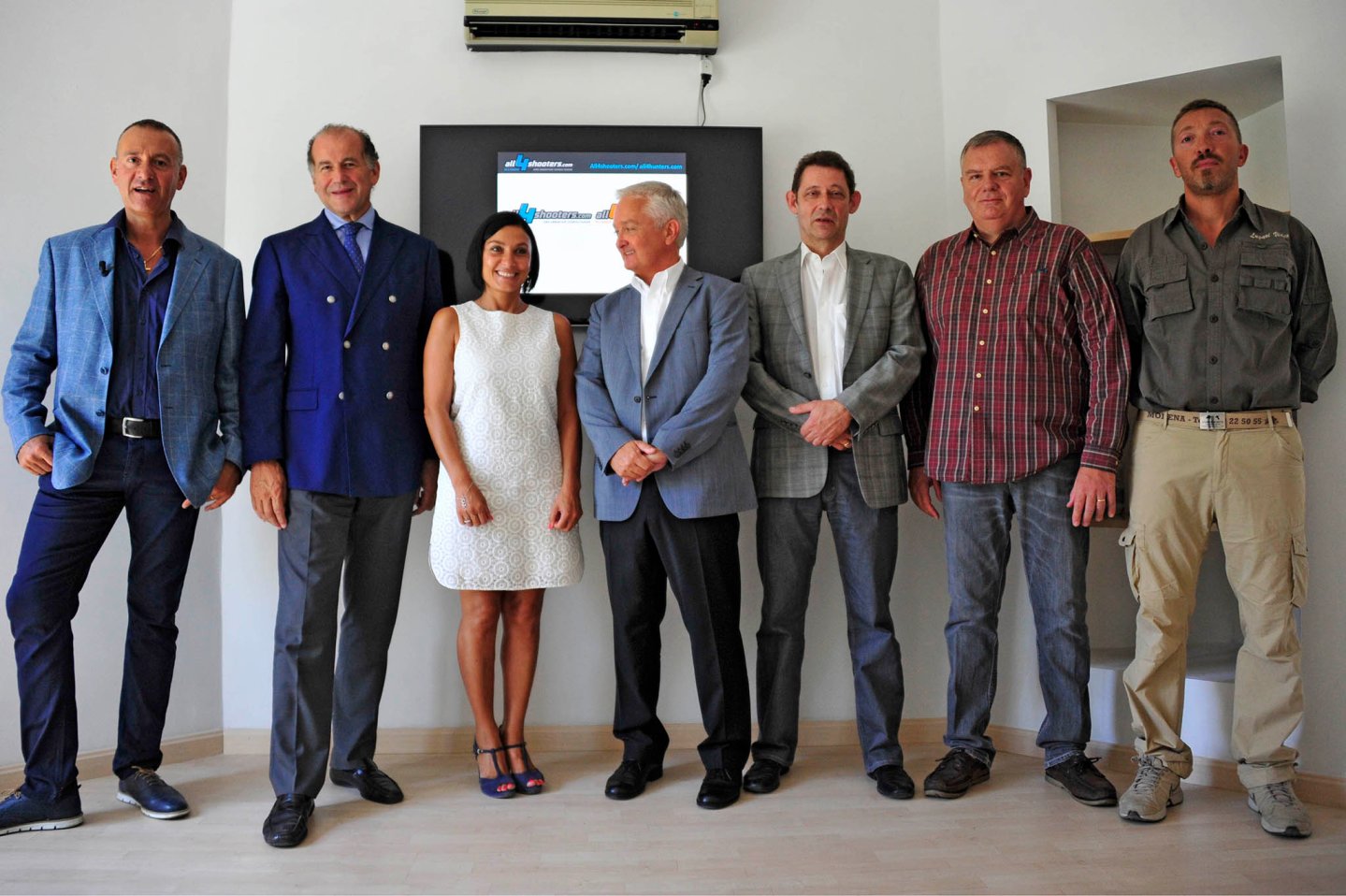 all4shooters.com/all4hunters.com festeggia i suoi successi nel nuovo ufficio di Roma Foto di gruppo