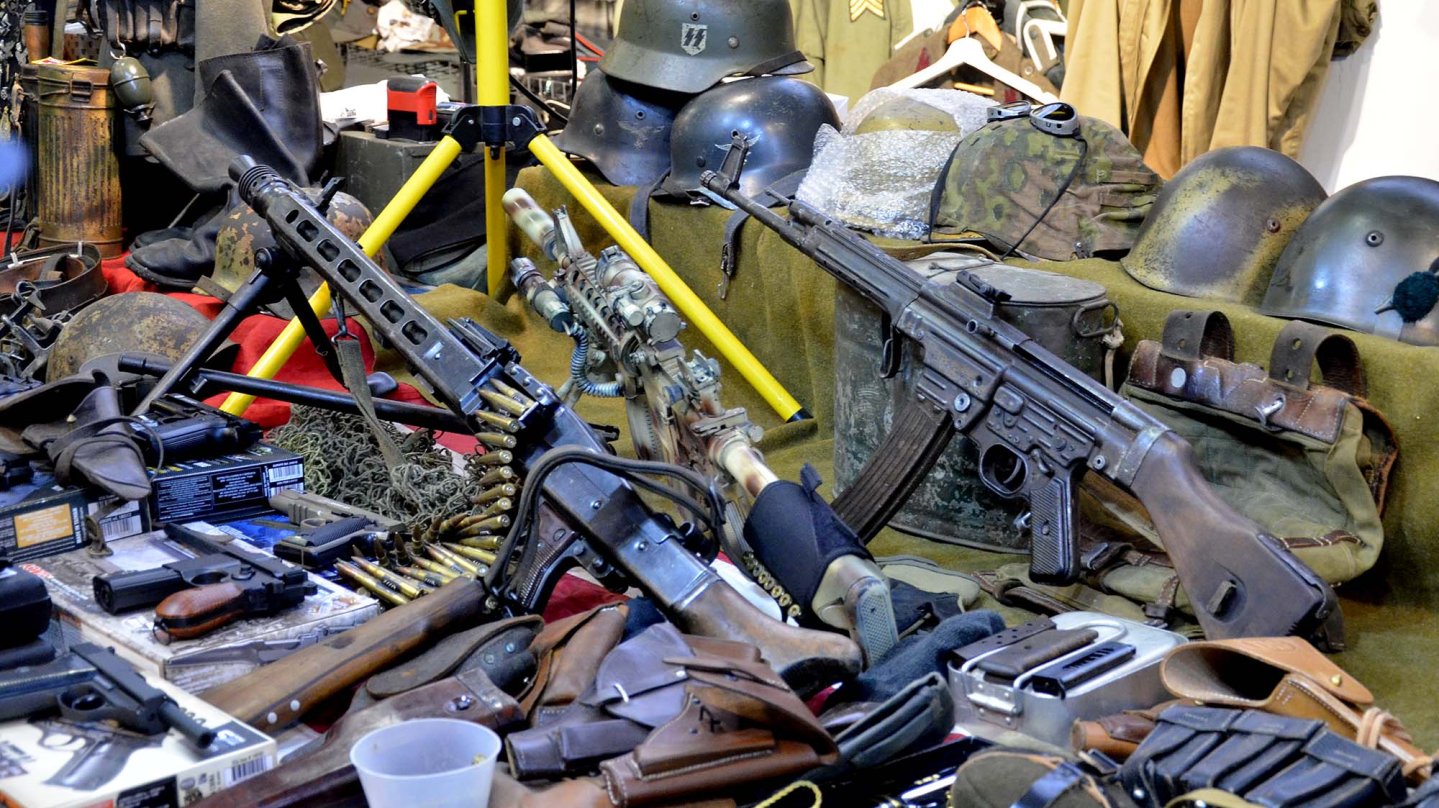 pistole, fucili, carabine, elmi