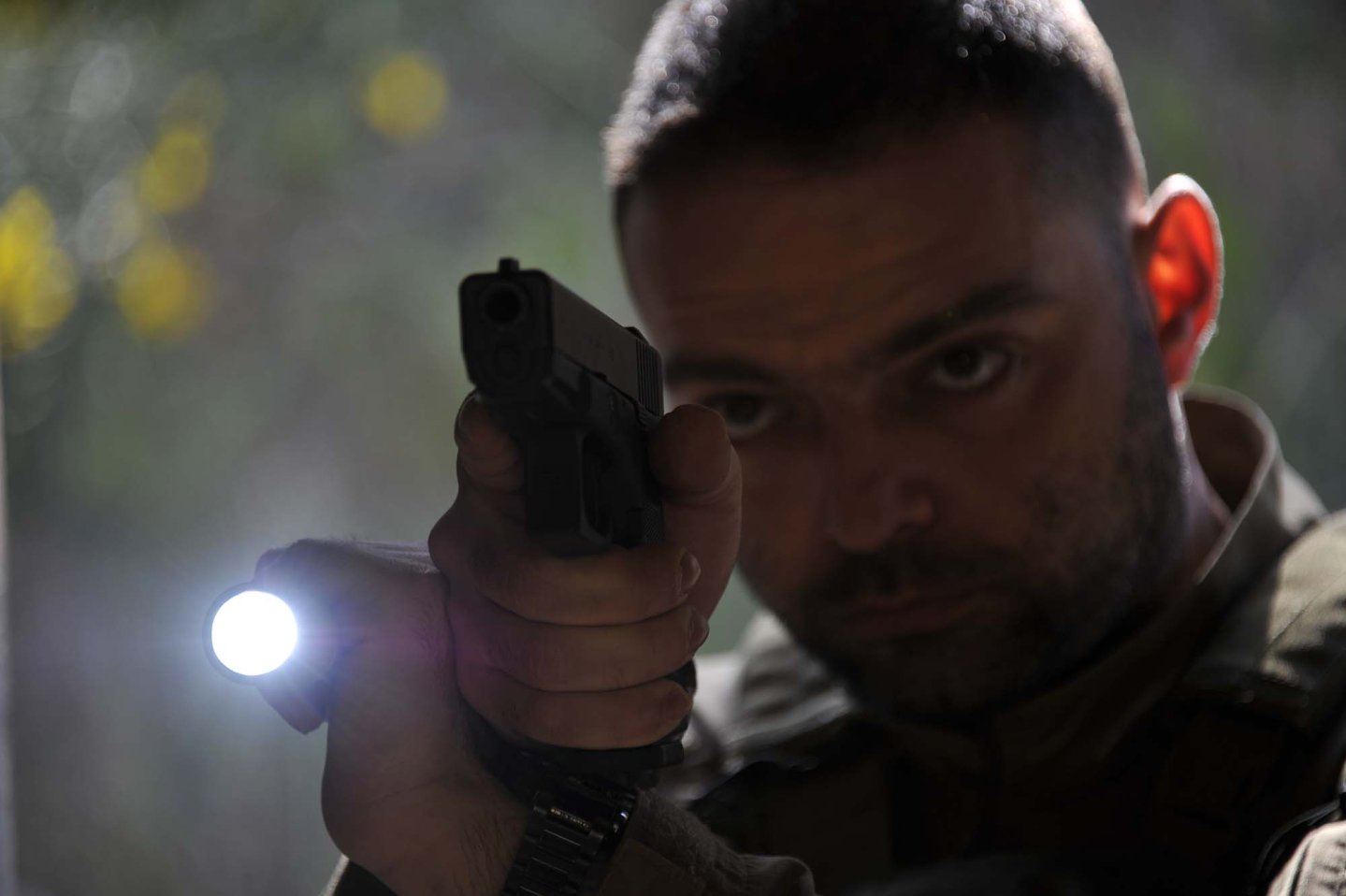 L'atteggiamento mentale nella difesa Uomo con pistola e torcia