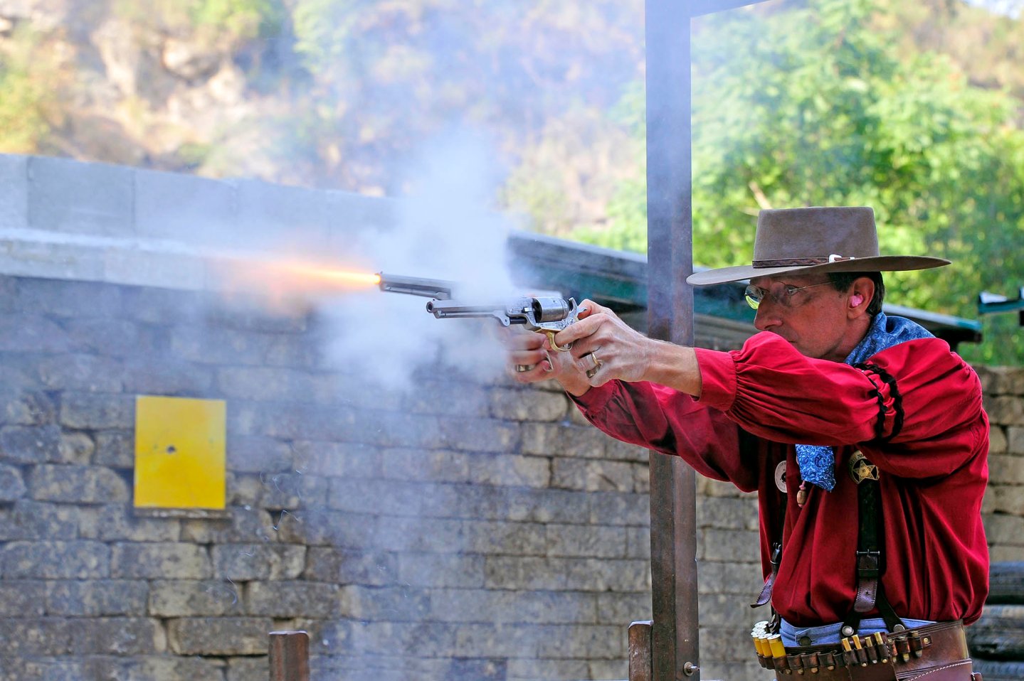 Il Cowboy Action Shooting Lucky Doc che spara in stile Gunfigther