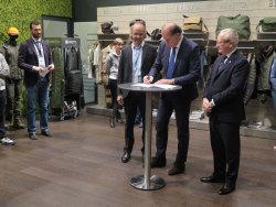 Momento di un accordo di progetto ricerca medico-scientifica a HIT Show