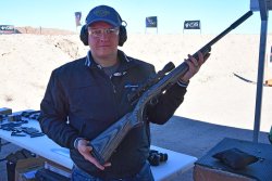 Alex Losert imbraccia un fucile piccolo calibro prodotto da RUGER