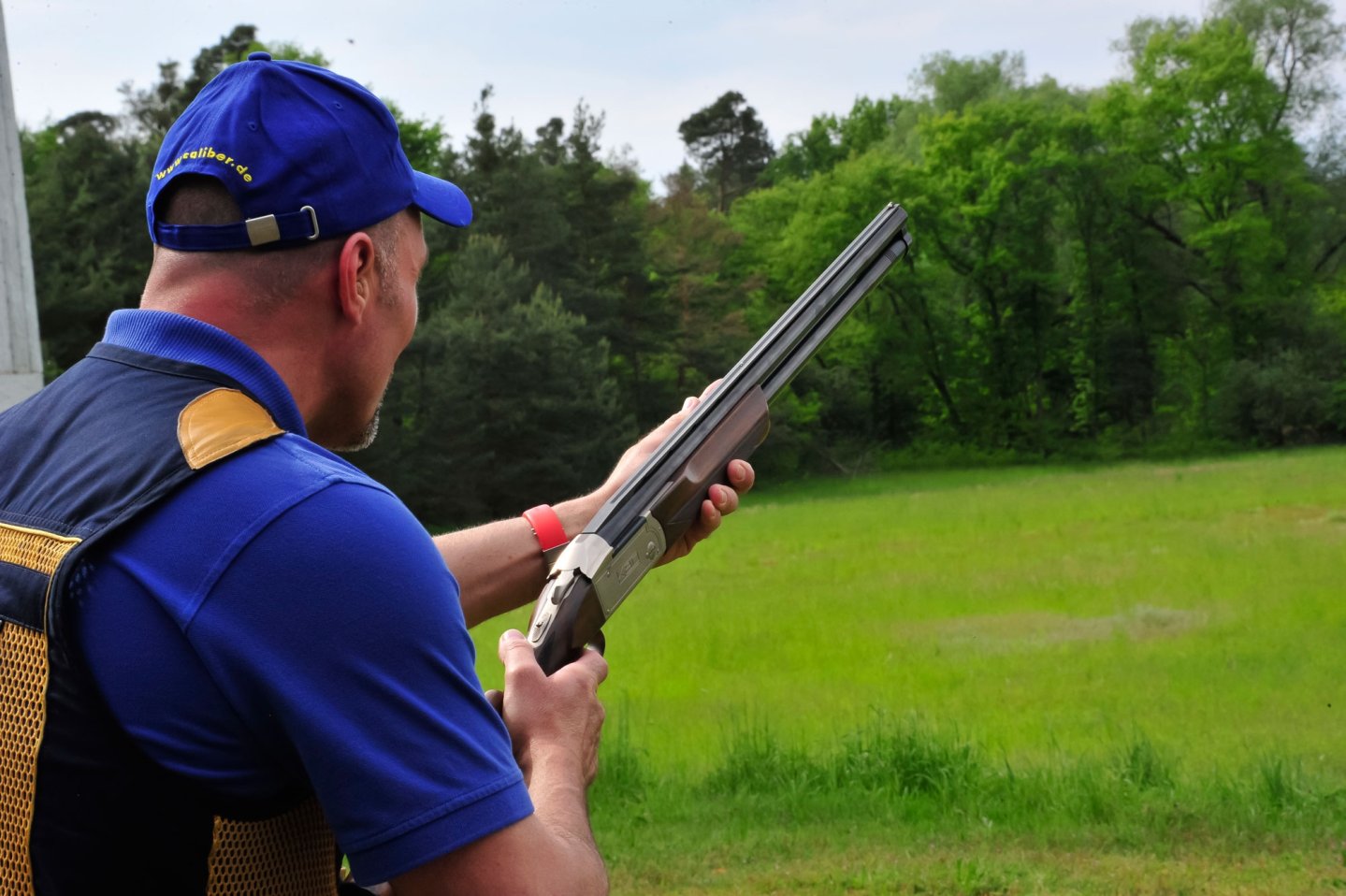 Tiro al piattello in campo di tiro con fucile sovrapposto Krieghoff K-80