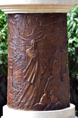 L’omaggio di Milano a Gianluigi Bonelli e Tex Willer Basamento statua di Tex Willer a Milano